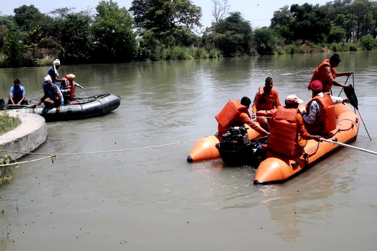 six students drown after a Car falls into Muradnagar Gang Canal, Two saved by swimming