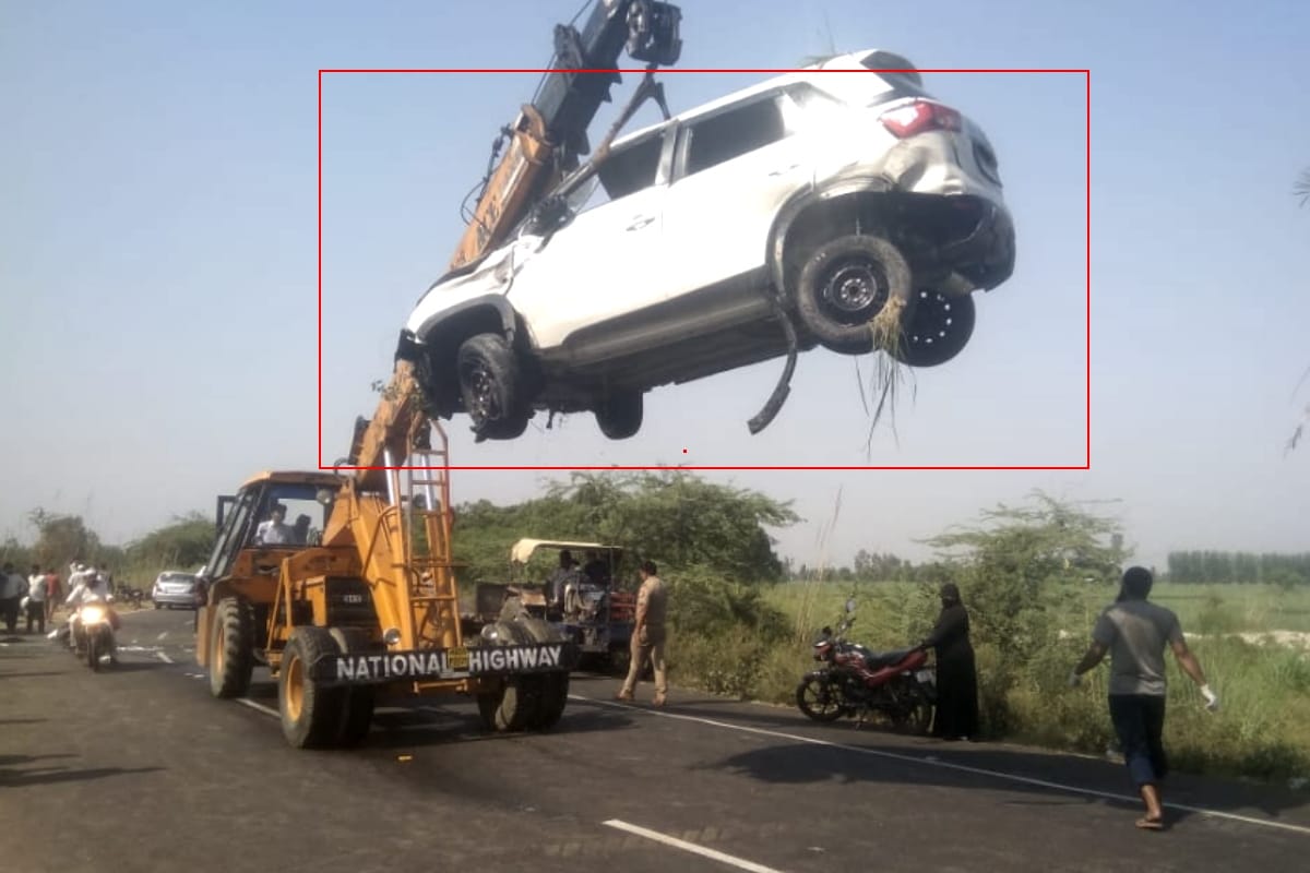 Divers found the Breeza car which sank into the Gang canal in Meerut