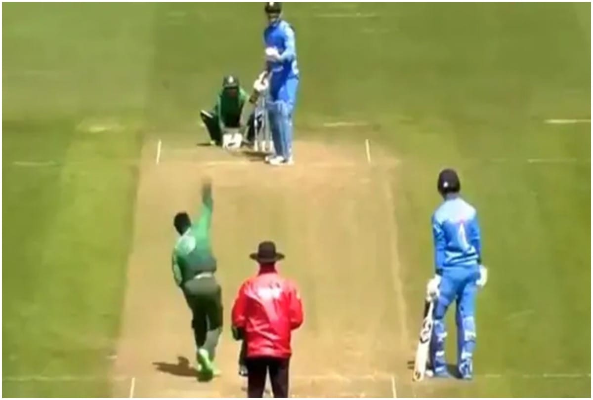 World Cup 2019: MS Dhoni sets field for Bangladesh while batting, See Video