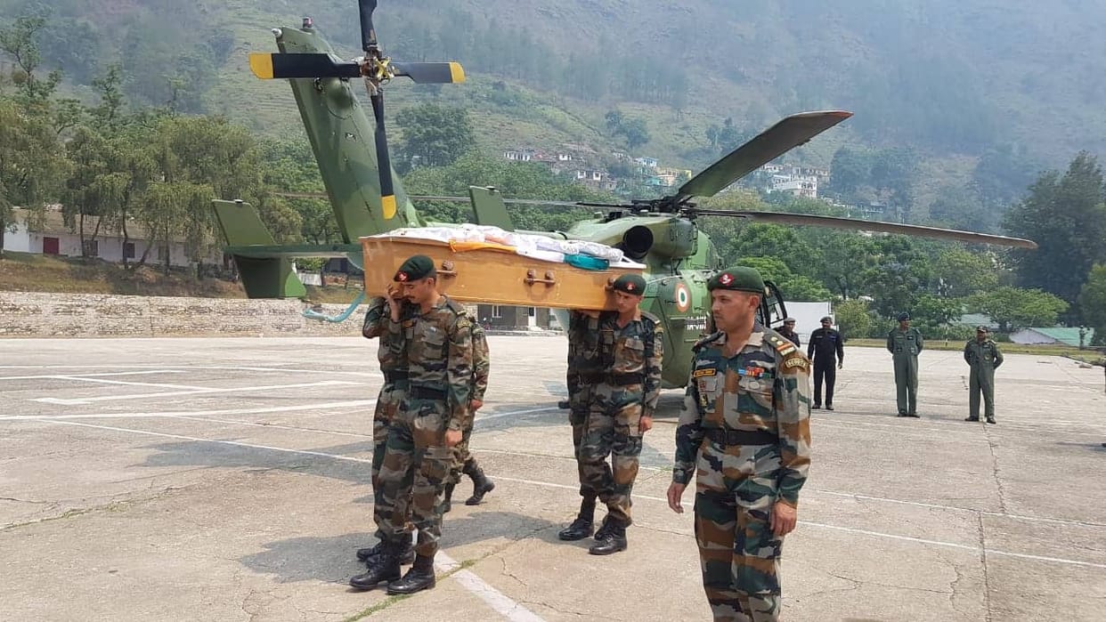 during climbing in Makkalu army jawan died dead body reach uttarakhand