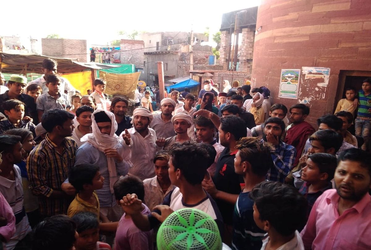 Clash At Sheikh Salim Chisti Dargah Fatehpur Sikri Fire on Police