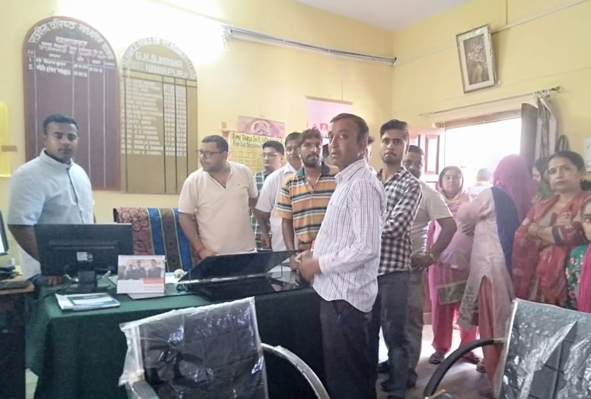 Girl student parents protest in school principal arrested hamirpur himachal pradesh