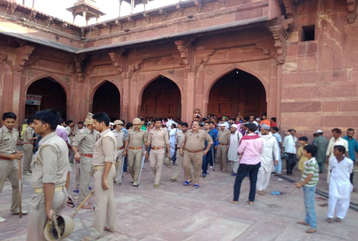Clash At Sheikh Salim Chisti Dargah Fatehpur Sikri Fire on Police