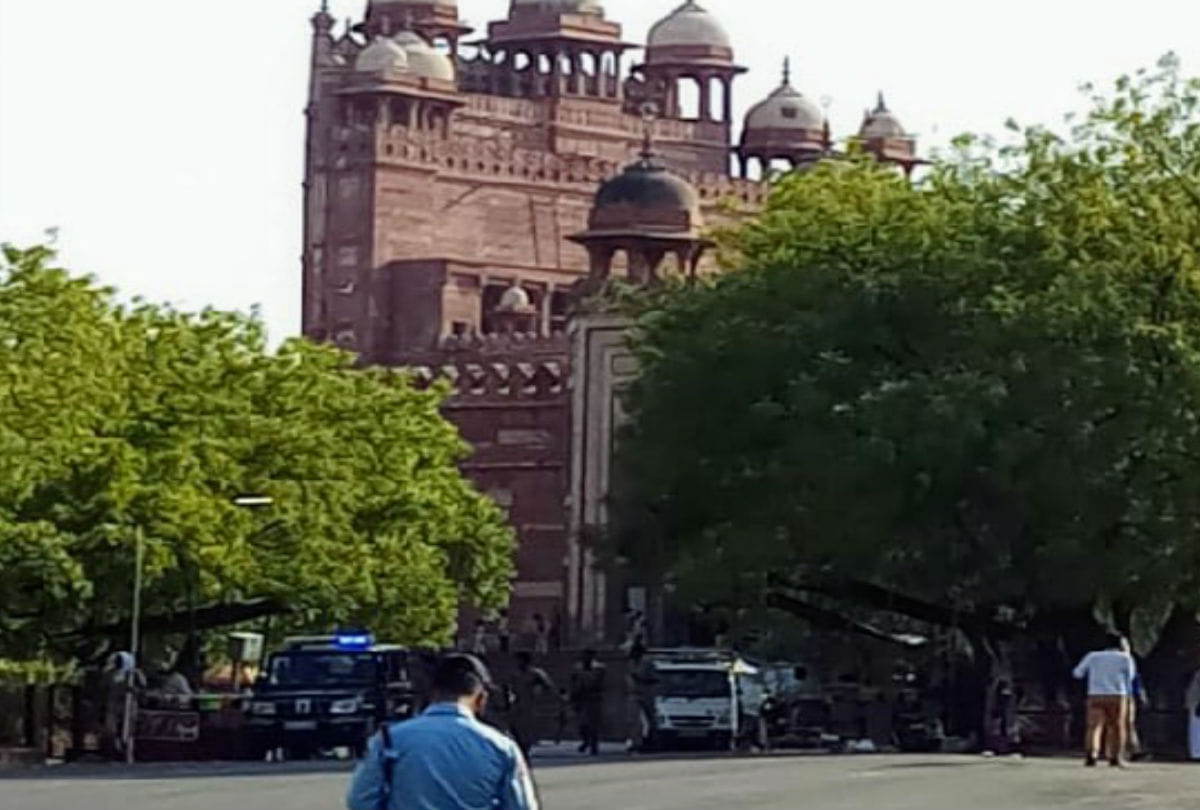 Clash At Sheikh Salim Chisti Dargah Fatehpur Sikri Fire on Police