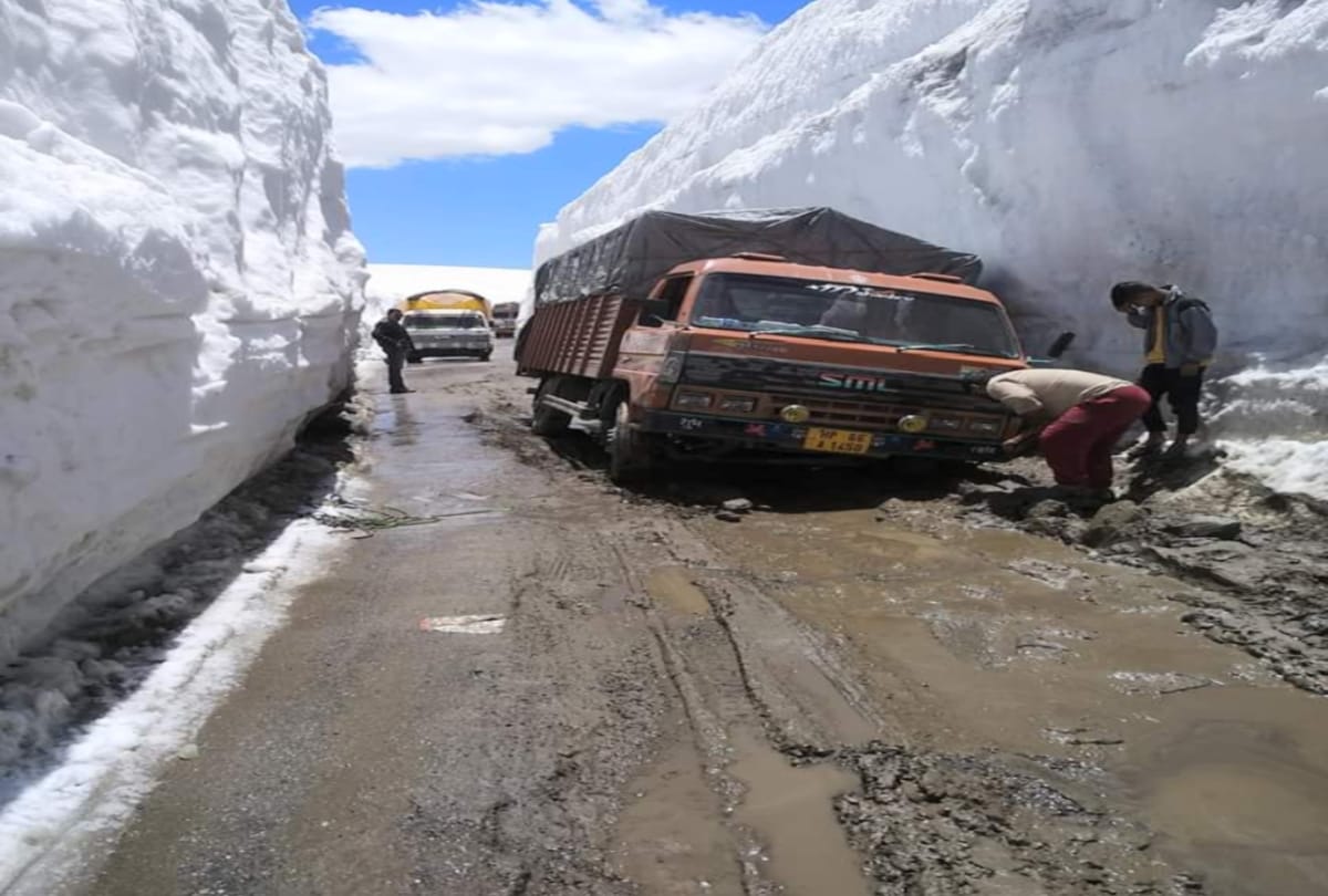 A dozen trucks laden with ration and potato seeds Stranded between snow in Rohtang