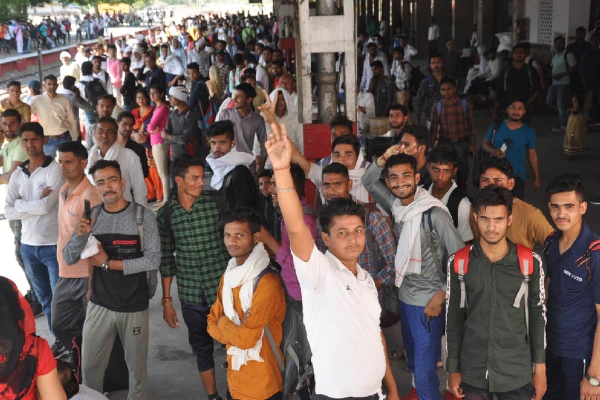 Shamli Railway station, filled with candidates for army recruitment