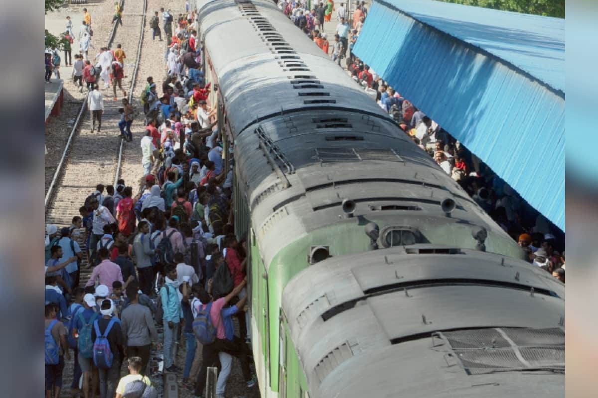 Shamli Railway station, filled with candidates for army recruitment