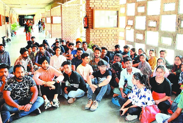 protest by students of government arts college chandigarh