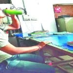 दफ्तर में बैठकर बीयर पीता सिपाही
