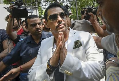 MP News: MP में प्रियंका गांधी पर FIR पर भड़के रॉबर्ट वाड्रा, बोले- ये जितना दबाएंगे, हम उतनी मजबूती से उठेंग MP News: Robert Vadra, furious over the FIR on Priyanka Gandhi in MP, said - the more they press, the stronger