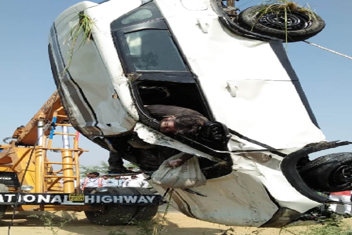 Braja car into falls in Ganganahar and three friends death in Meerut