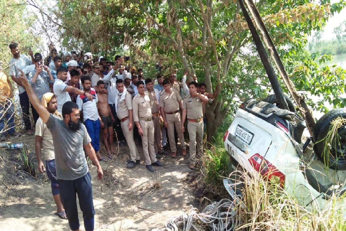 Braja car into falls in Ganganahar and three friends death in Meerut
