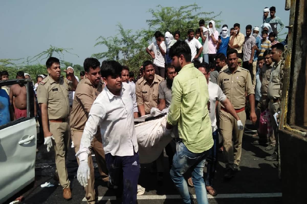 Braja car into falls in Ganganahar and three friends death in Meerut