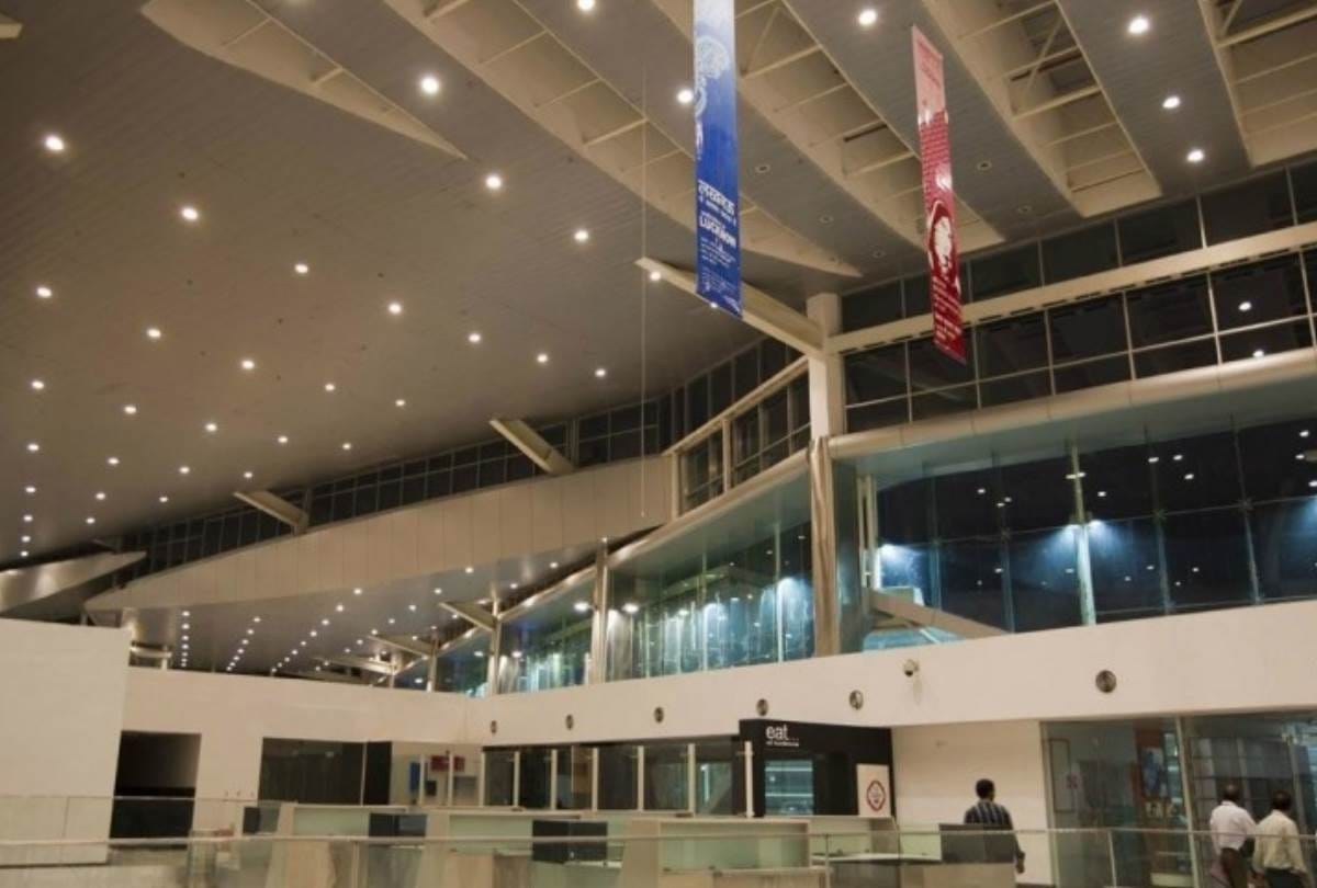 smuggler caught with 235 gram gold at amausi airport