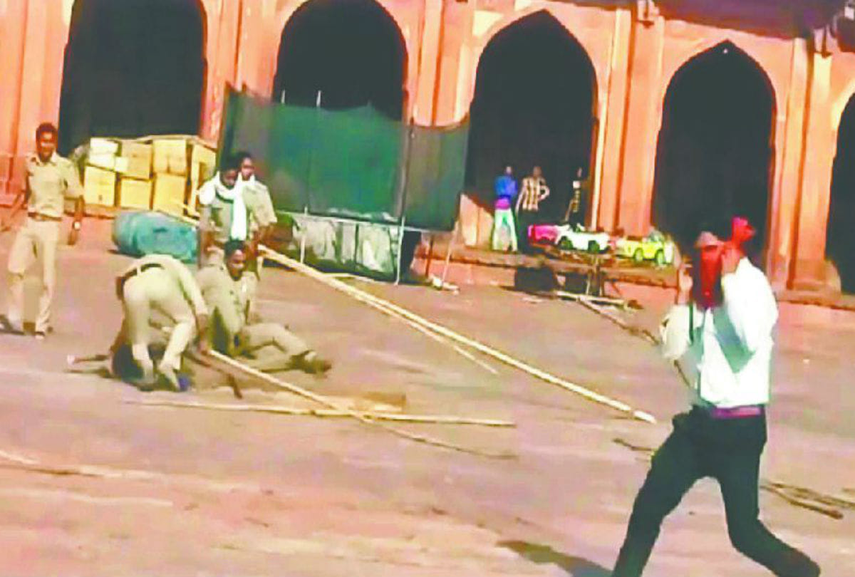 Police Fir Against Six Named People in Fatehpur Sikri Dargah Latest   Crime News