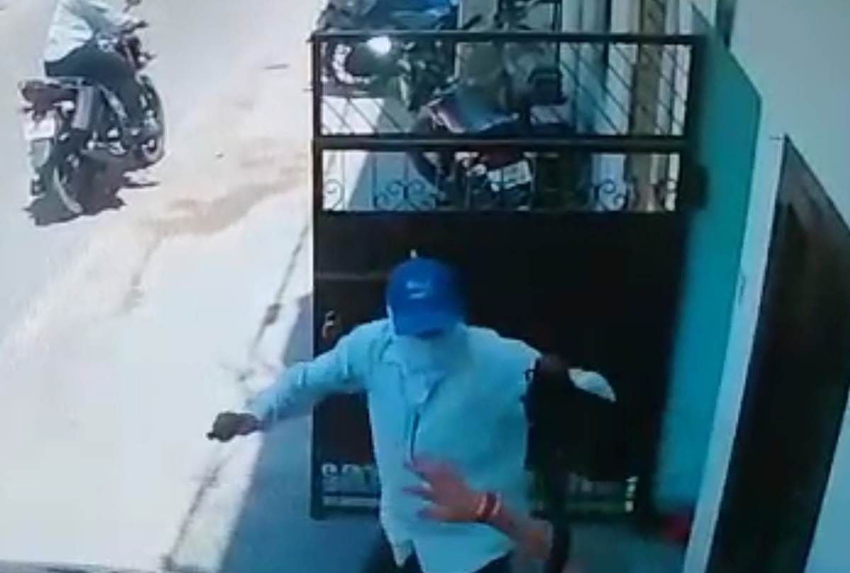 a woman fight bravely with chain snatchers in lucknow