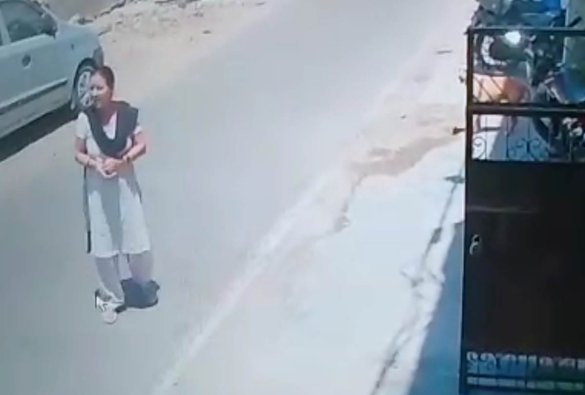 a woman fight bravely with chain snatchers in lucknow