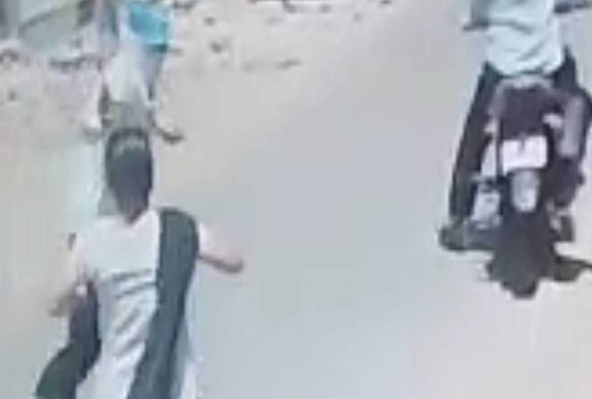 a woman fight bravely with chain snatchers in lucknow