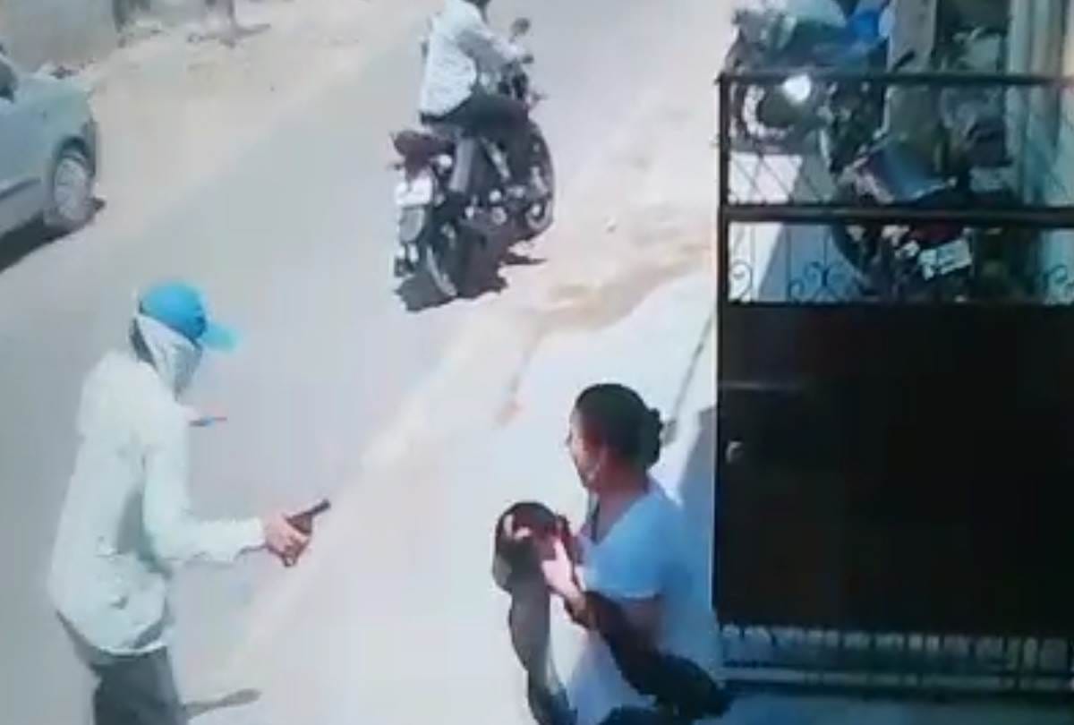 a woman fight bravely with chain snatchers in lucknow