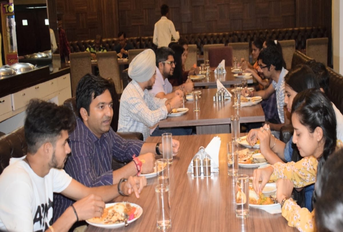 young voters have lunch with DC in una himachal