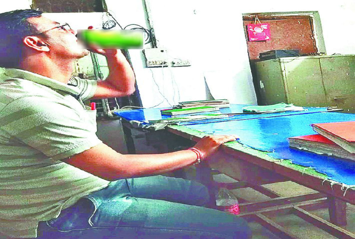 up police constable drinking beer photo goes viral in mainpuri