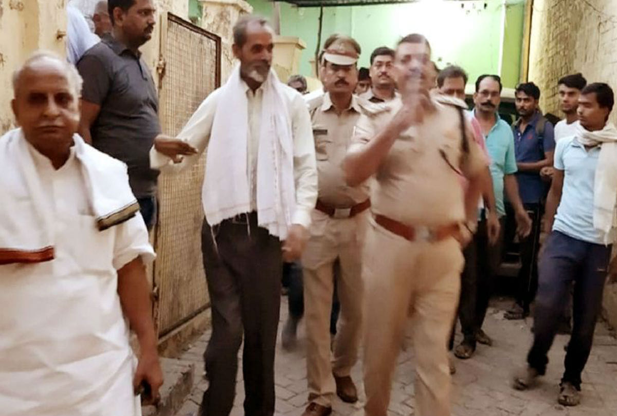 Loot at Bjp Leader Home in Mohanpura Nagar Panchayat Kasganj Police Not Catch Criminals