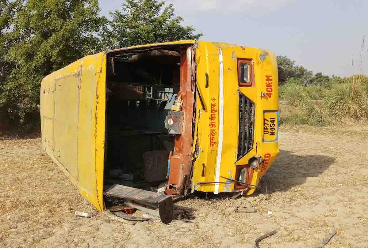 bus accident in fatehpur 20 people injured