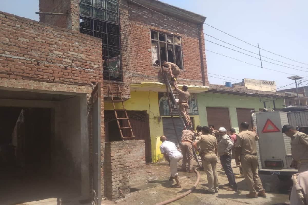 Fire broke out in illegal cracker factory in Meerut and A woman died and seven people were burnt
