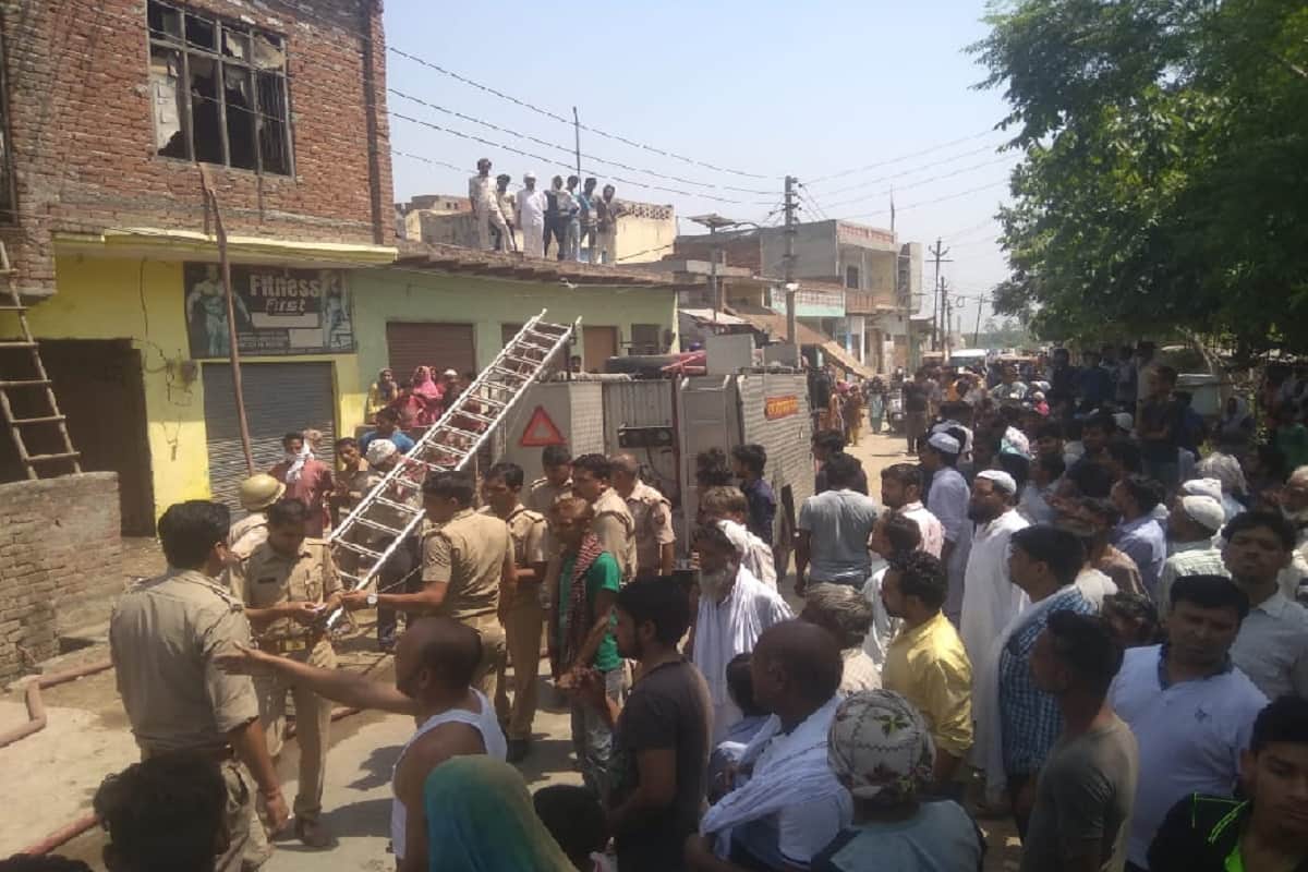 Fire broke out in illegal cracker factory in Meerut and A woman died and seven people were burnt
