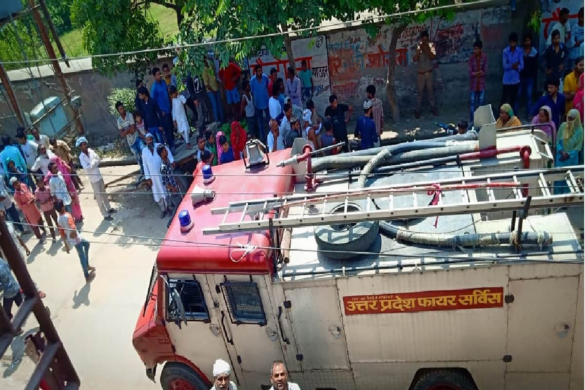 Fire broke out in illegal cracker factory in Meerut and A woman died and seven people were burnt