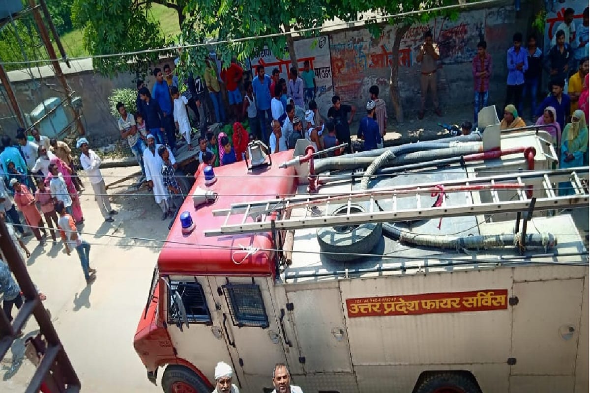Fire broke out in illegal cracker factory in Meerut and A woman died and seven people were burnt