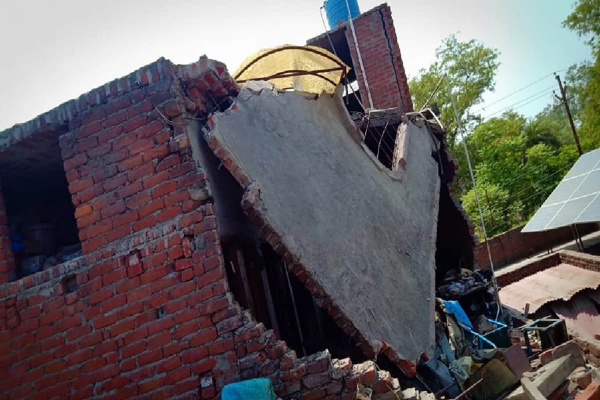 Fire broke out in illegal cracker factory in Meerut and A woman died and seven people were burnt