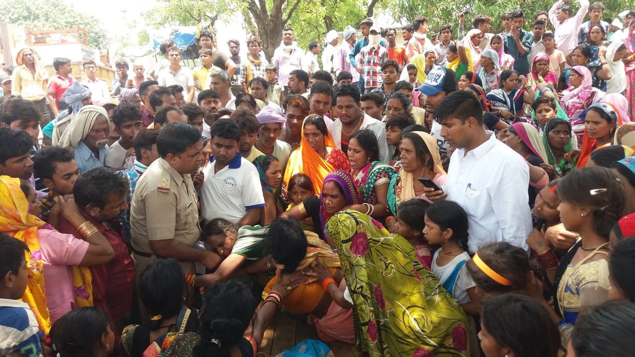 बाइक से गिरकर ट्रॉली की चपेट में आई महिला, मौत