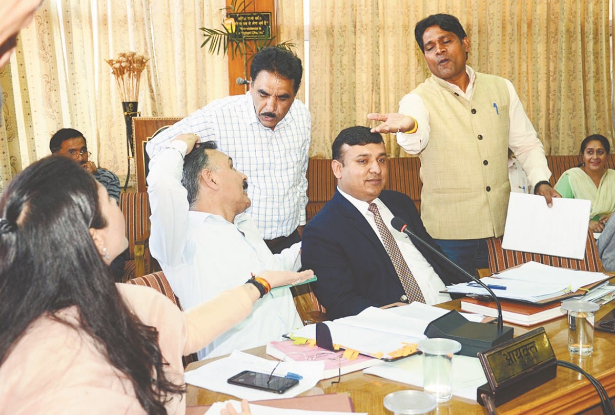 सदन से अफसरों के गायब रहने पर भड़के पार्षद