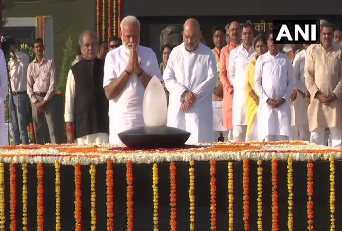 Narendra Modi swearing-in ceremony: pm paid tributes to Mahatma Gandhi and Atal Bihari Vajpayee