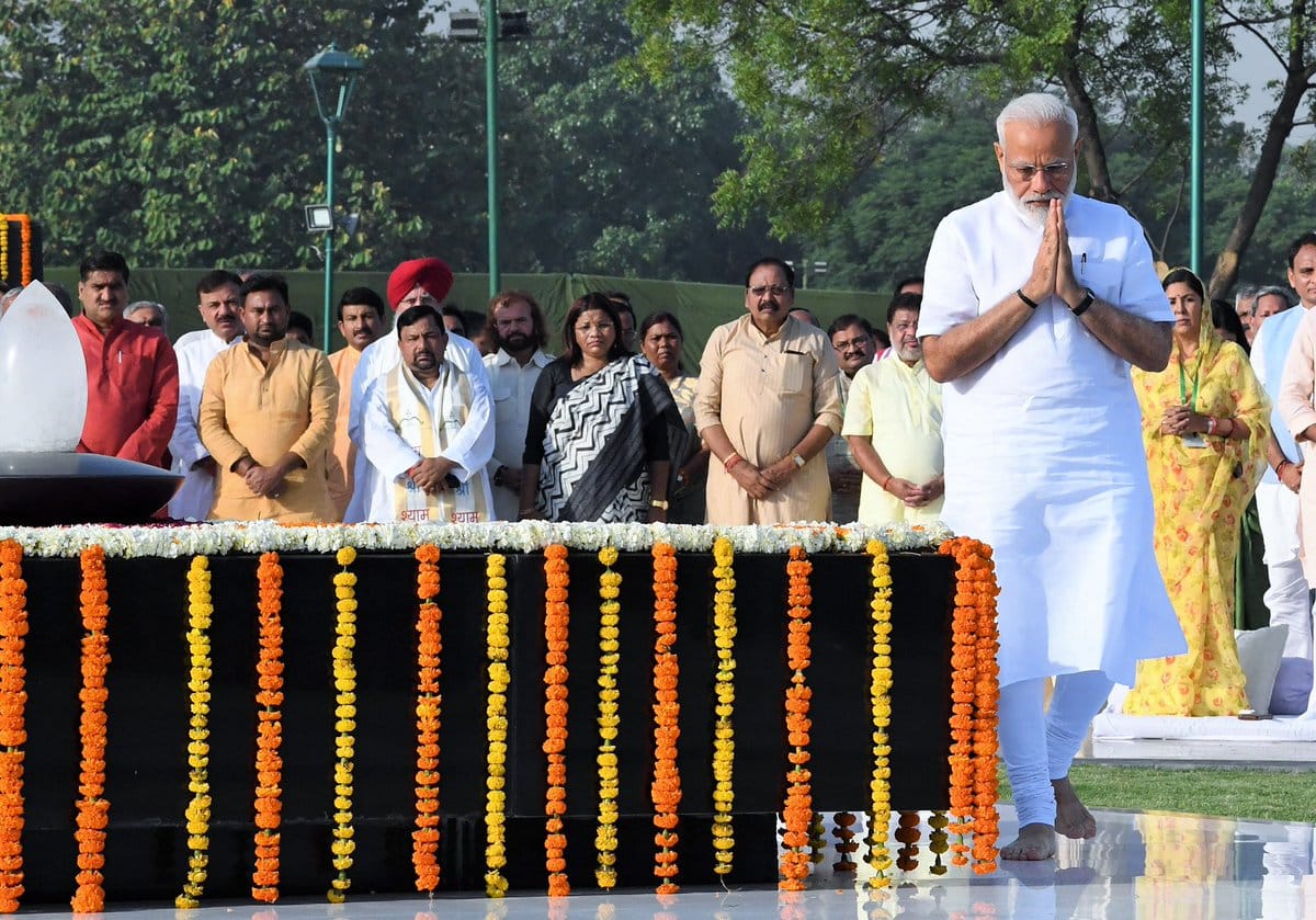 PM Modi pay tribute to Mahatma gandhi & Atal Bihari vajpayee before oath ceremony