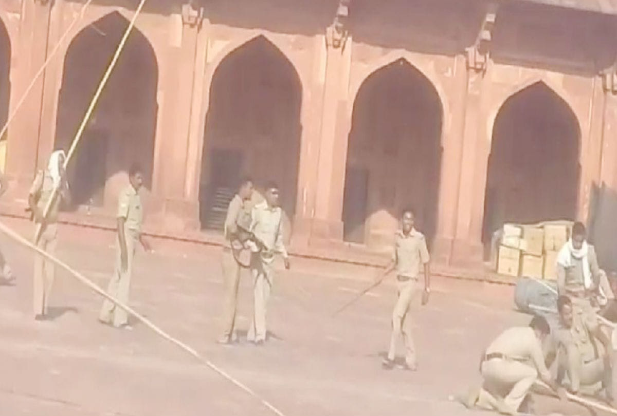 Police Fir Against Six Named People in Fatehpur Sikri Dargah Latest   Crime News