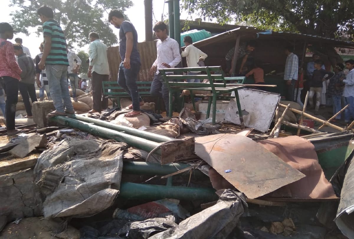 Three people including two students died in road accident At amroha
