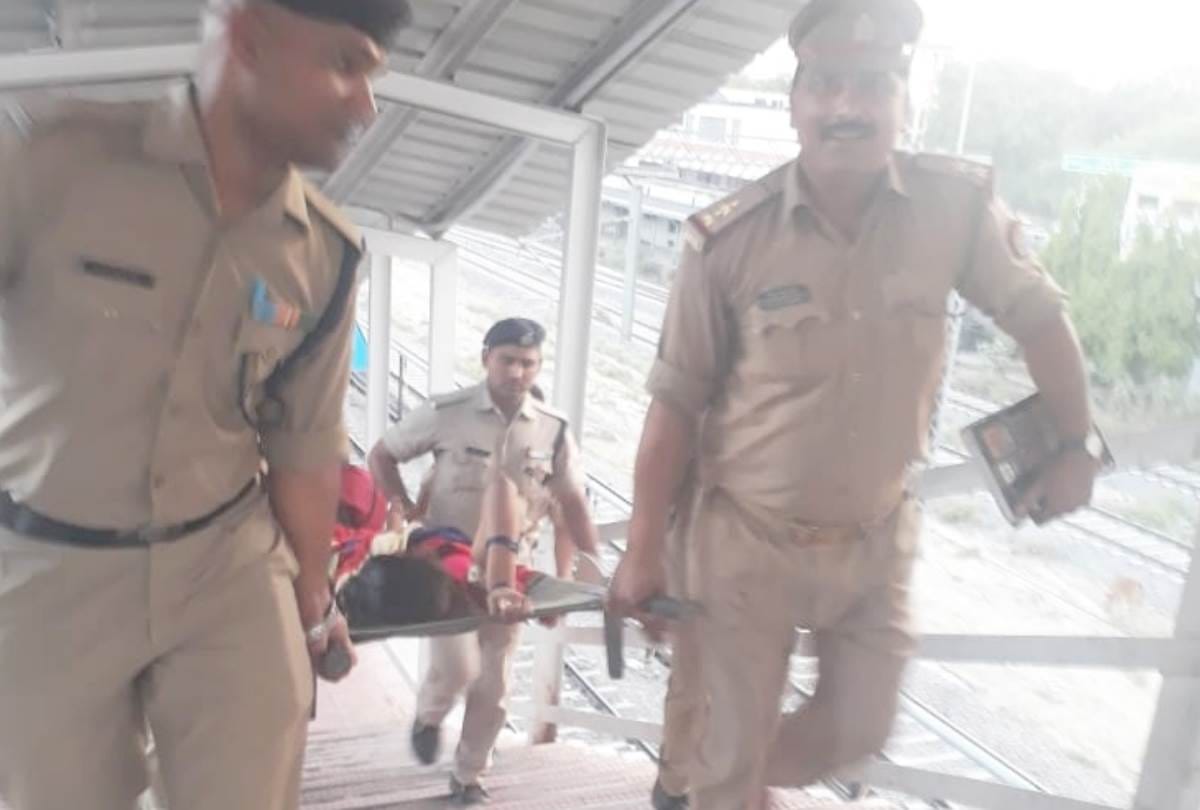 sipahis helped to a pregnant lady in lucknow
