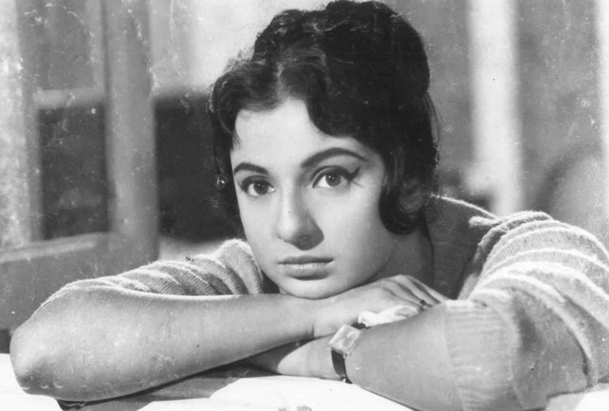 when a famous director kedar sharma slapped to tanuja in her first film set