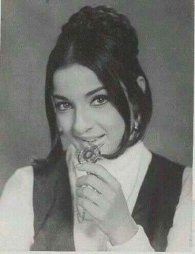 when a famous director kedar sharma slapped to tanuja in her first film set