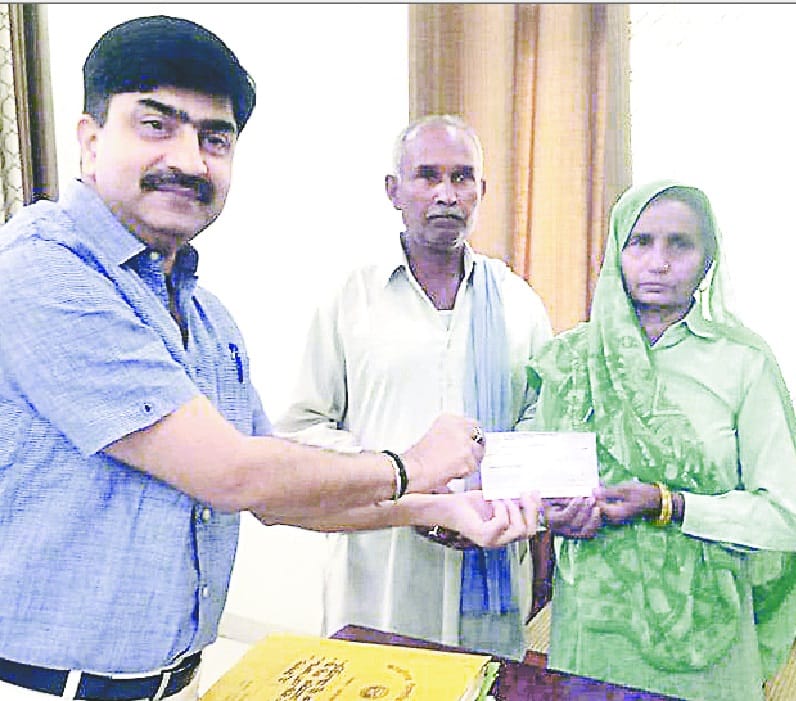 shaheed amit ke parijano ko saupa 1 lakh ka cheque
