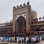 जुमा अलविदा की नमाज अदा करते रोजेदार