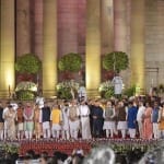 शपथ ग्रहण कार्यक्रम में प्रधानमंत्री नरेंद्र मोदी के साथ उनकी कैबिनेट के मंत्री (फाइल फोटो)