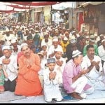 किला गेट स्थित जामा मस्जिद पर नमाज अदा करते मुस्लिम समाज के लोग।