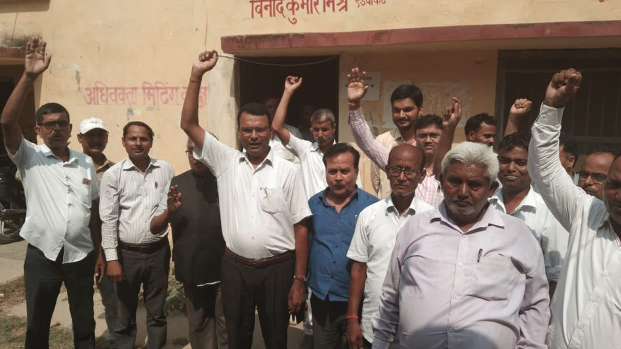 पेशकार के स्थानांतरण की मांग