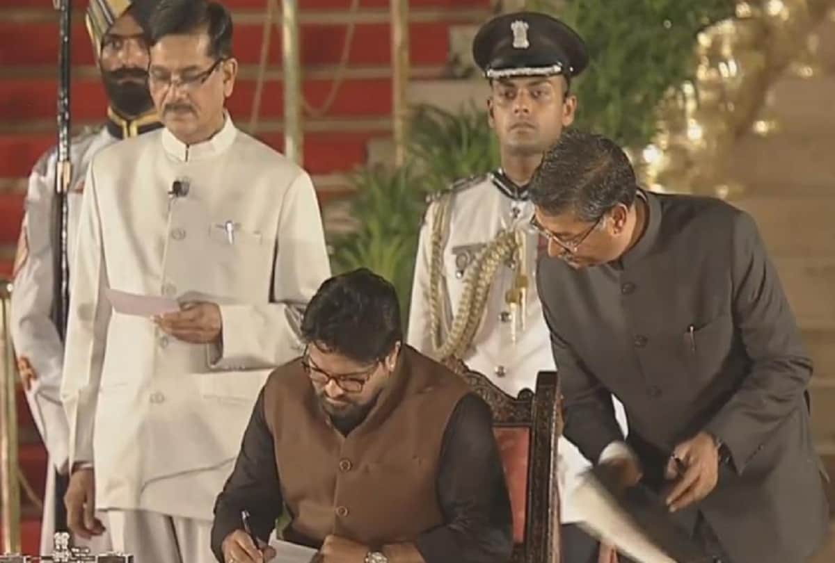 Smriti Irani Babul Supriyo take charge in PM Modi Cabinet 2019