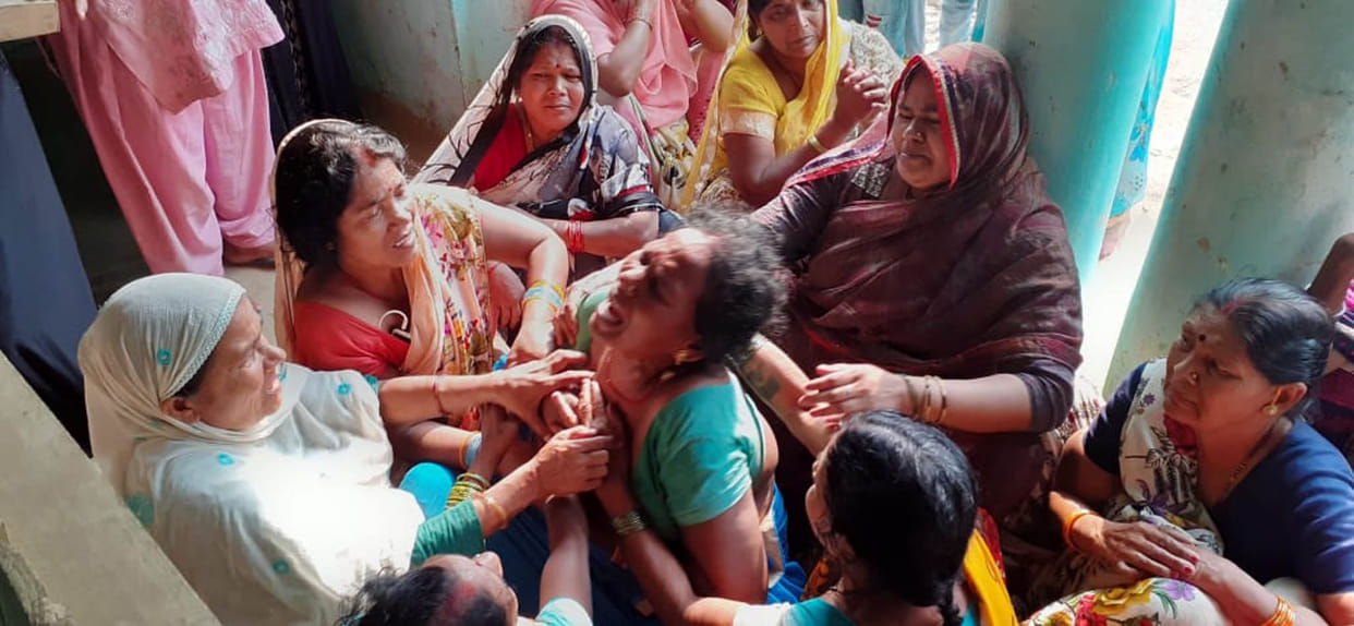 डीसीएम की चपेट में आई बाइक, चालक की मौत