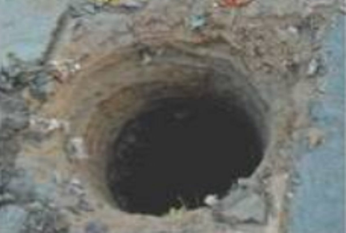 Two laborers died due to poisonous gas in 40 feet deep pit in Noida