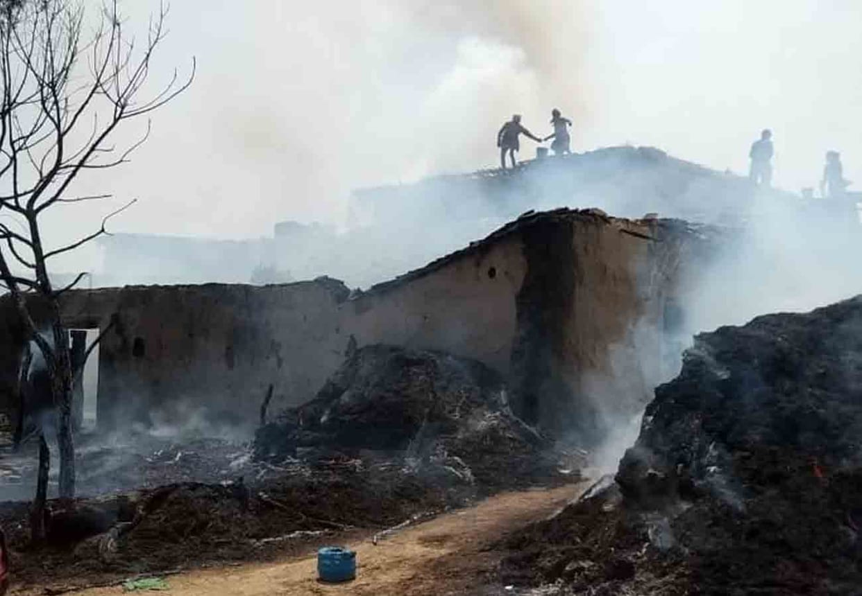 houses caught fire in village in chitrakoot